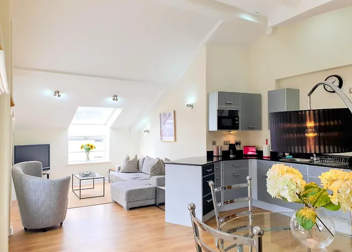 The Penthouse At Regent House Light And Airy Top Floor With Lift Access 1 Bedroom En-Suite Luxury Apartment Ultra Central Location